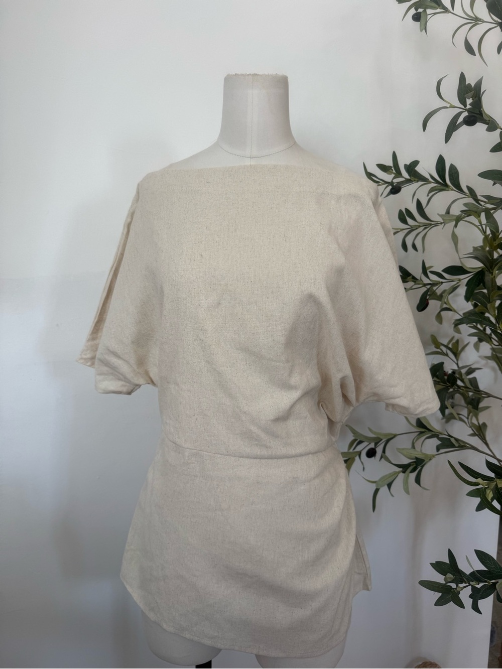Dazy Linen Blend Side Ruched Blouse Women’s Medium Beige Short Sleeve Top